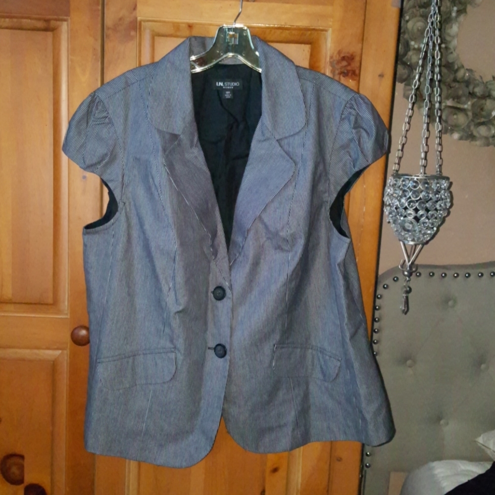 Pin stripe sleevless jacket